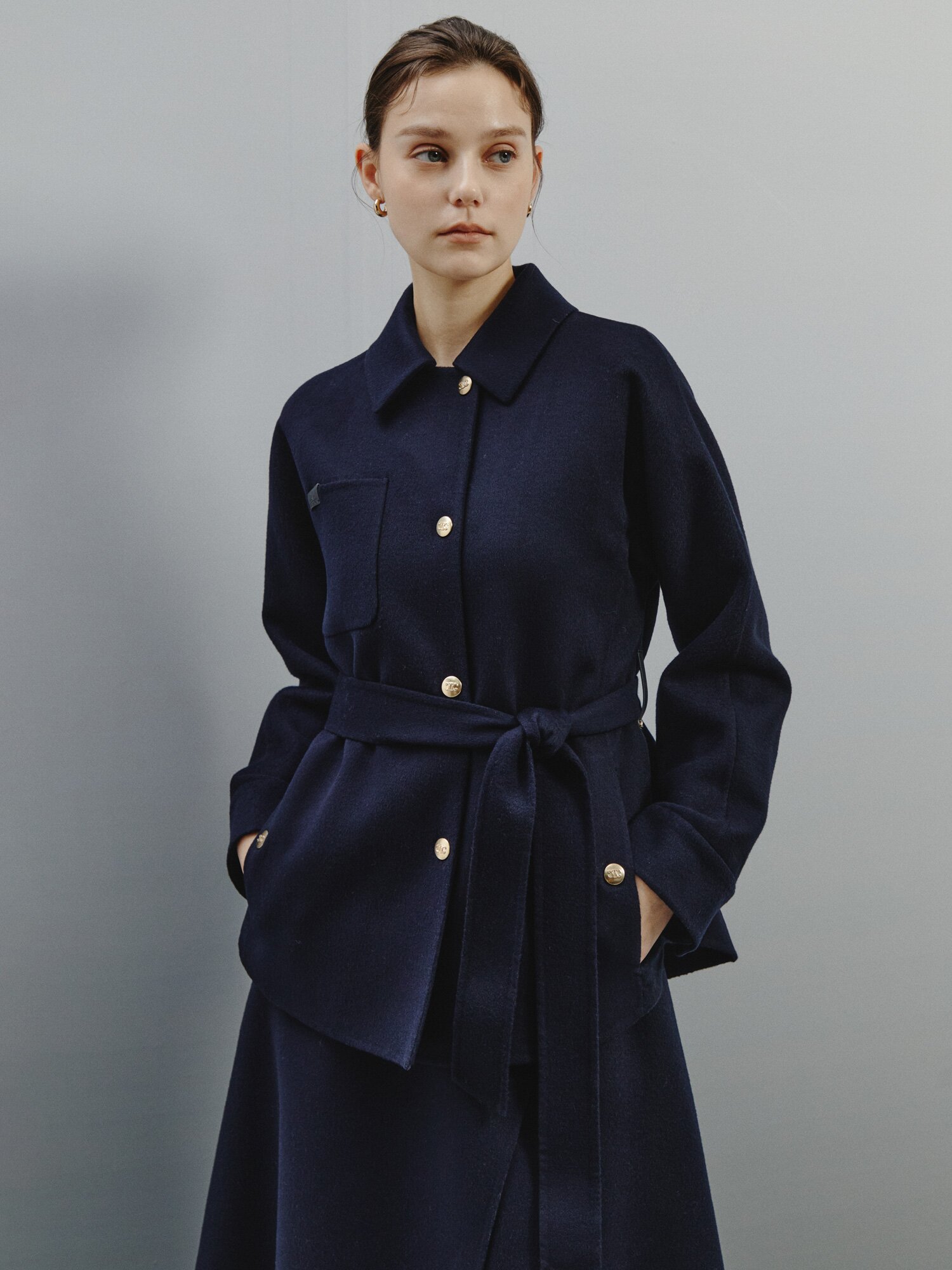버튼 포인트 벨티드 셔츠 코트 (DARK NAVY)