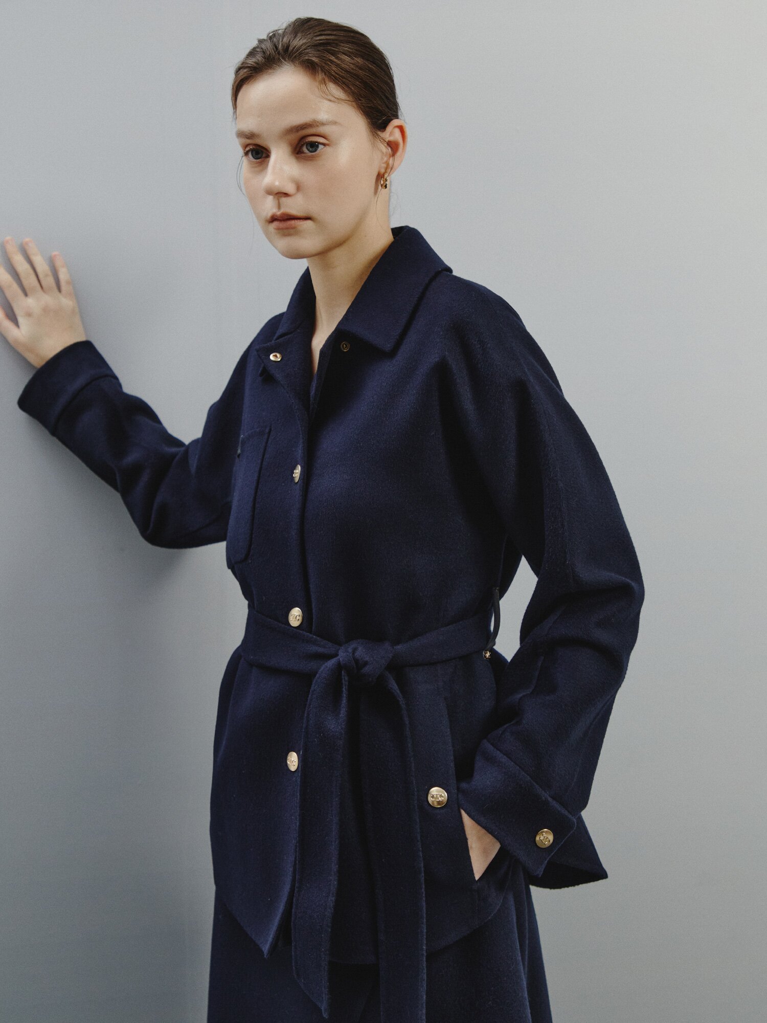 버튼 포인트 벨티드 셔츠 코트 (DARK NAVY)