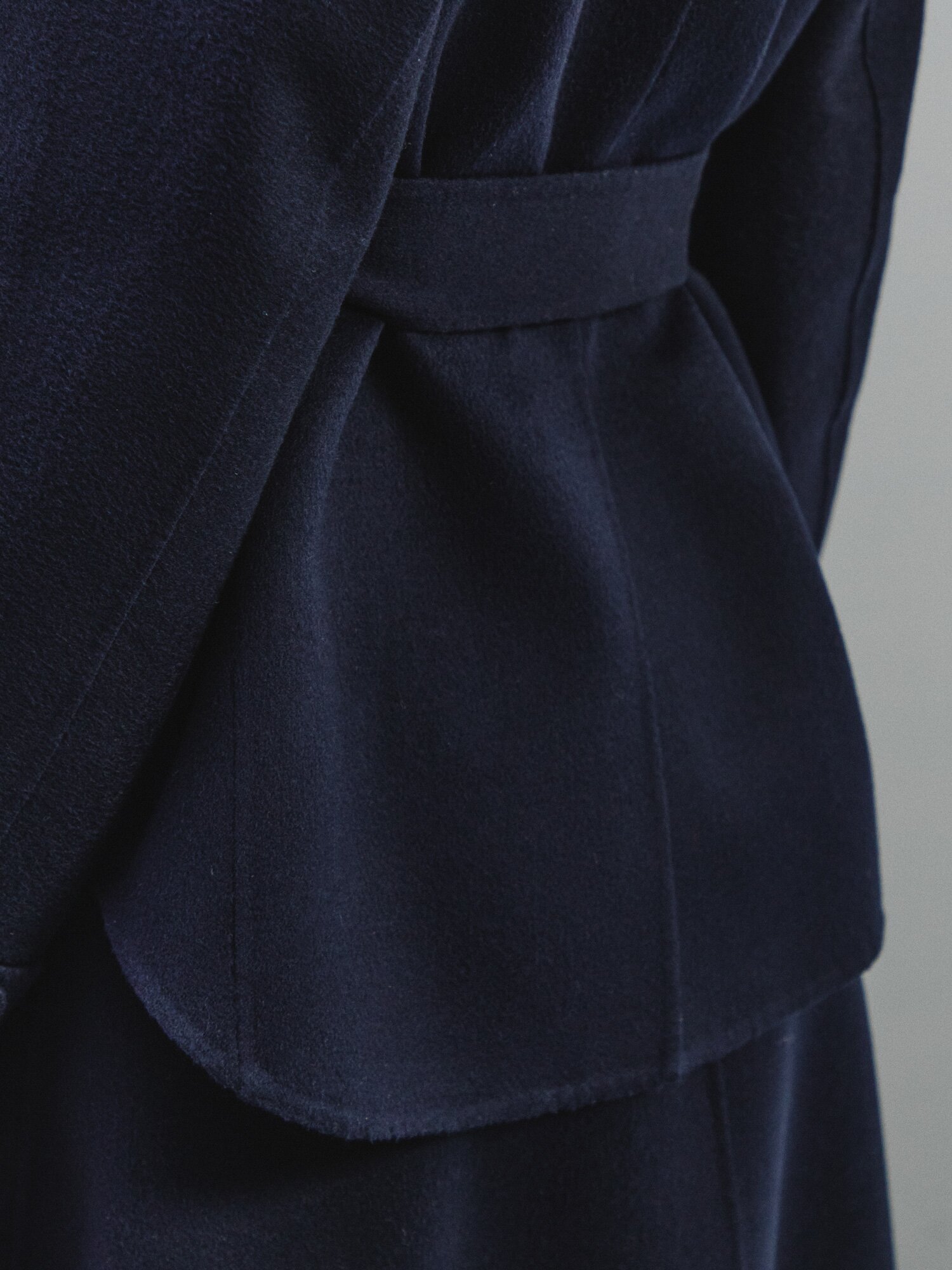 버튼 포인트 벨티드 셔츠 코트 (DARK NAVY)