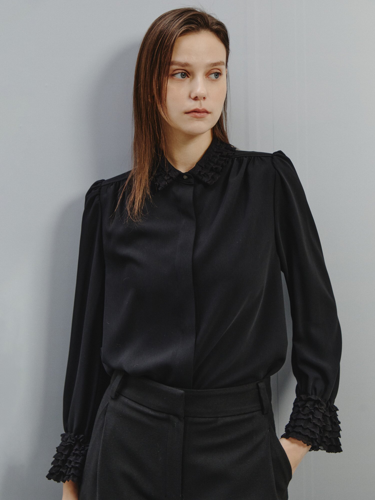 프릴 커프스 클래식 블라우스 (BLACK)