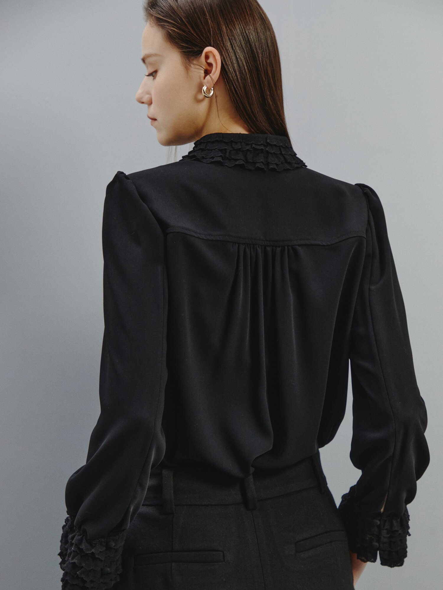 프릴 커프스 클래식 블라우스 (BLACK)