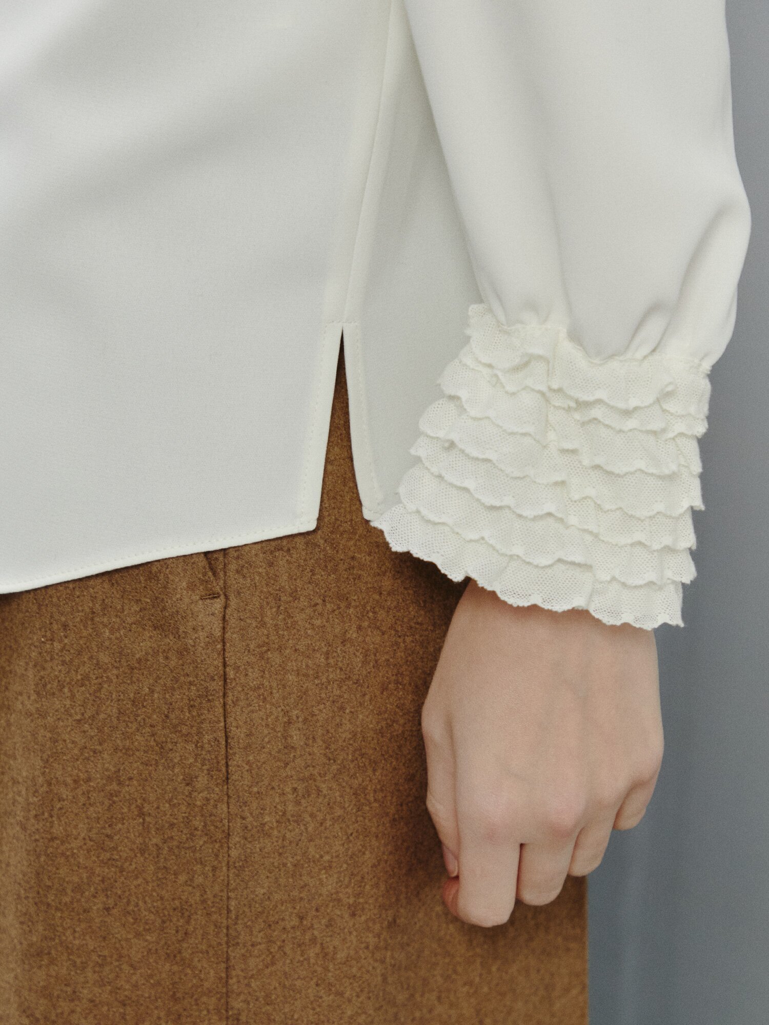 프릴 커프스 클래식 블라우스 (IVORY)