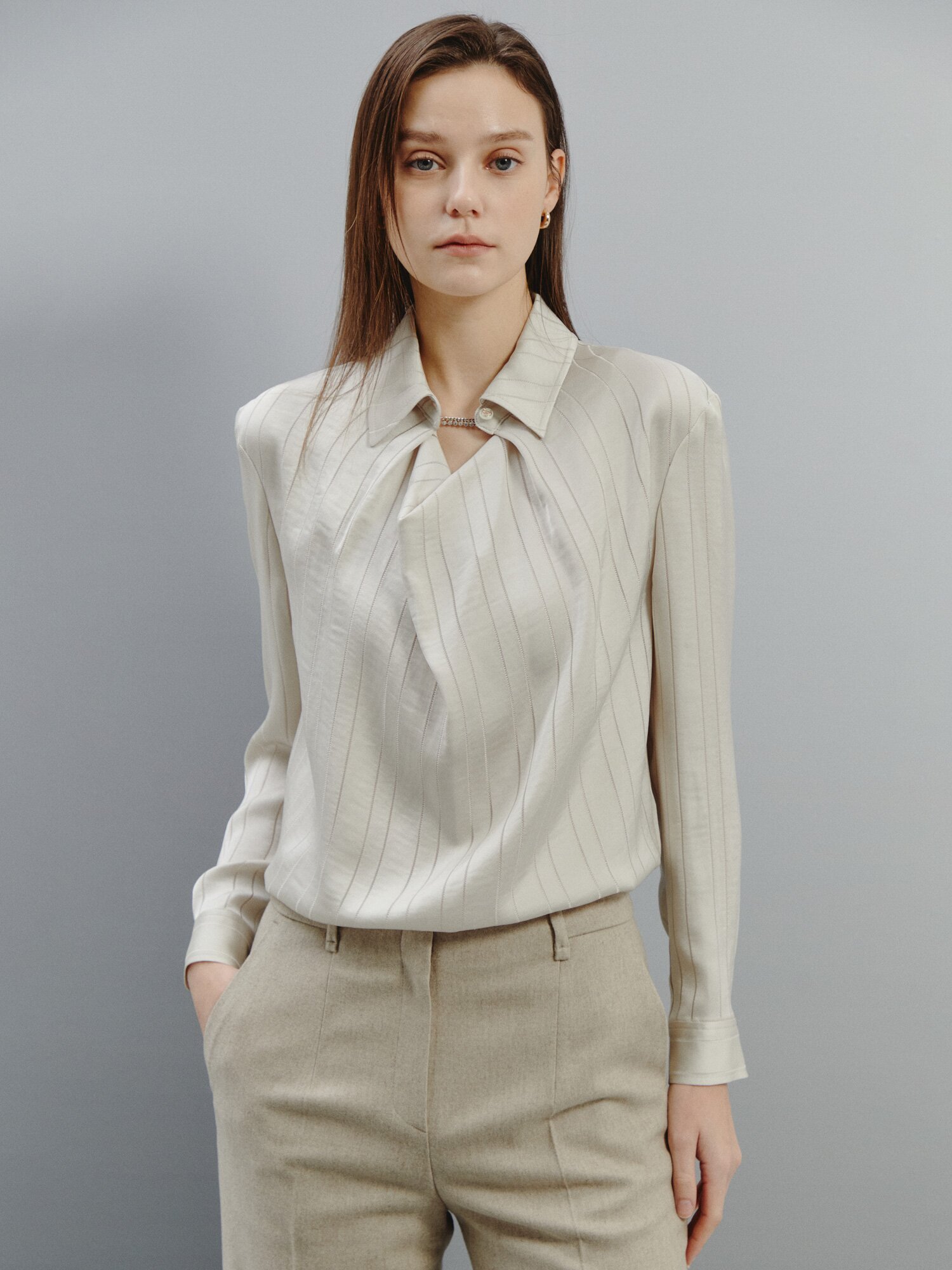 드레이프 포인트 스트라이프 블라우스 (BEIGE)