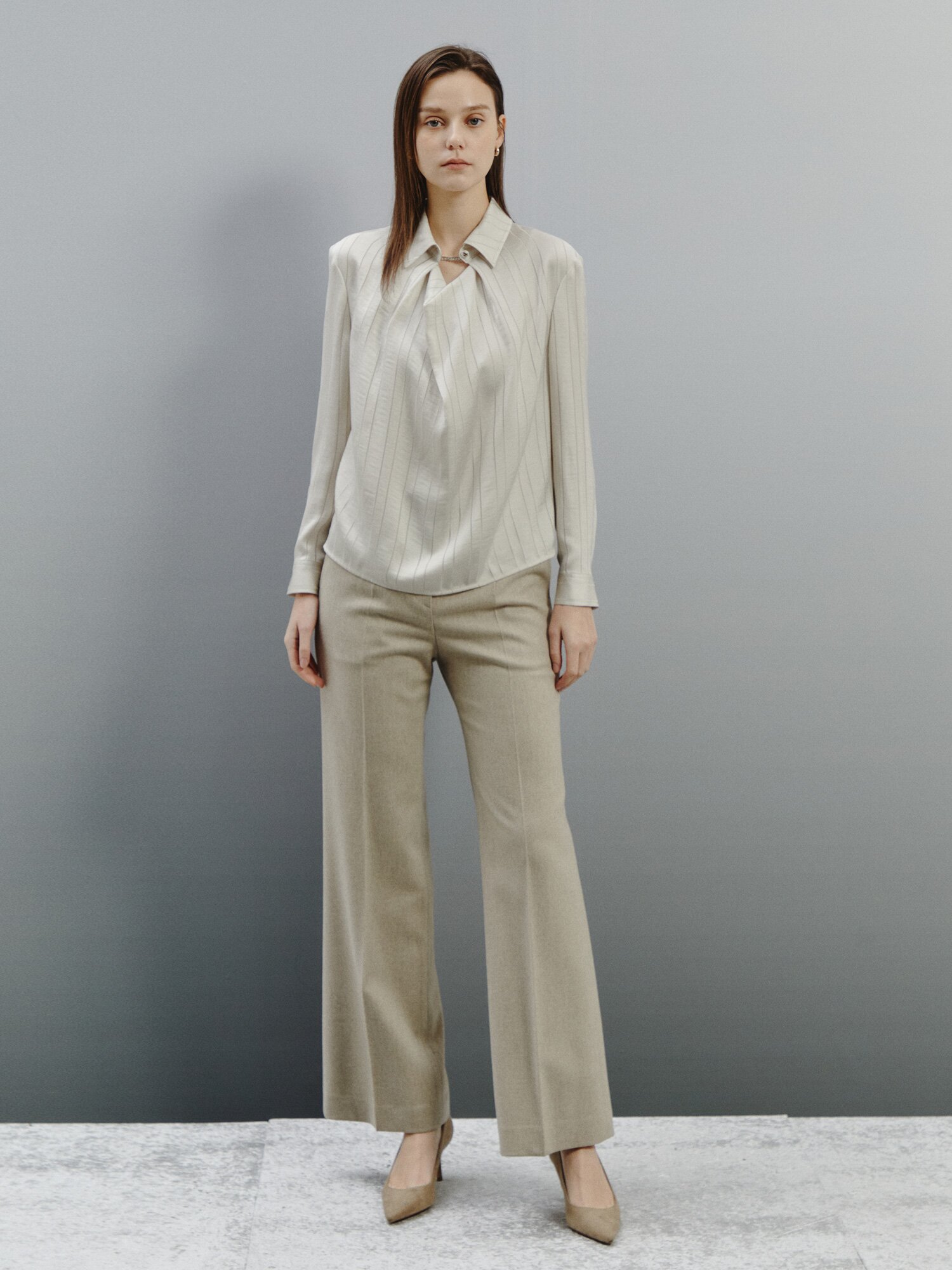 드레이프 포인트 스트라이프 블라우스 (BEIGE)