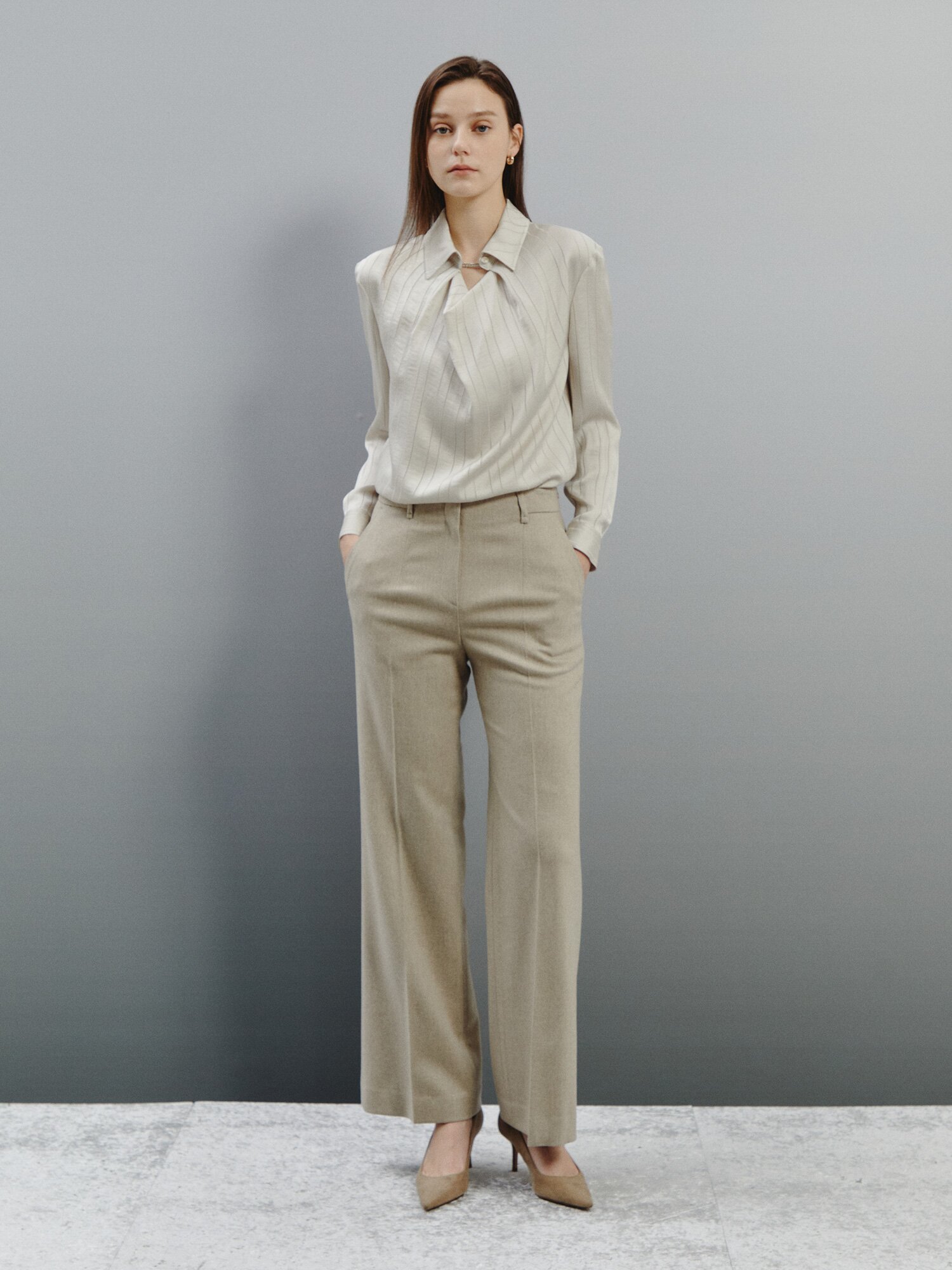 드레이프 포인트 스트라이프 블라우스 (BEIGE)