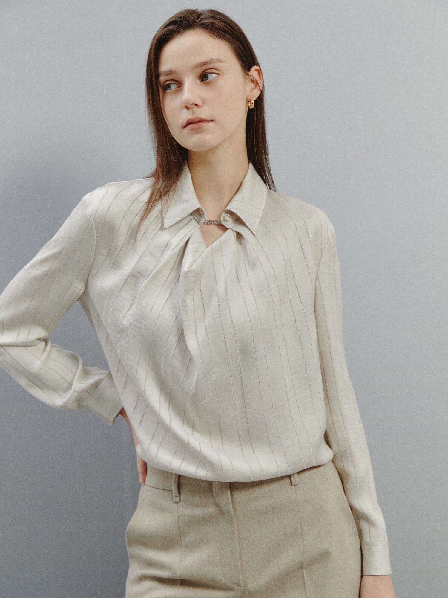 드레이프 포인트 스트라이프 블라우스 (BEIGE)