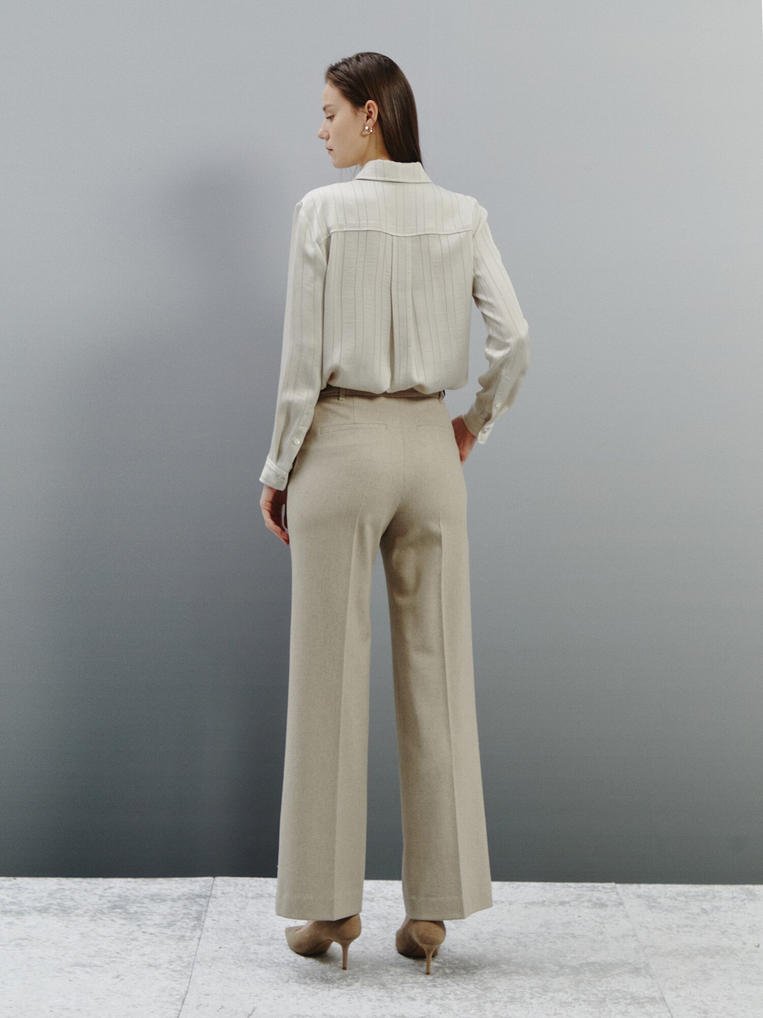 드레이프 포인트 스트라이프 블라우스 (BEIGE)