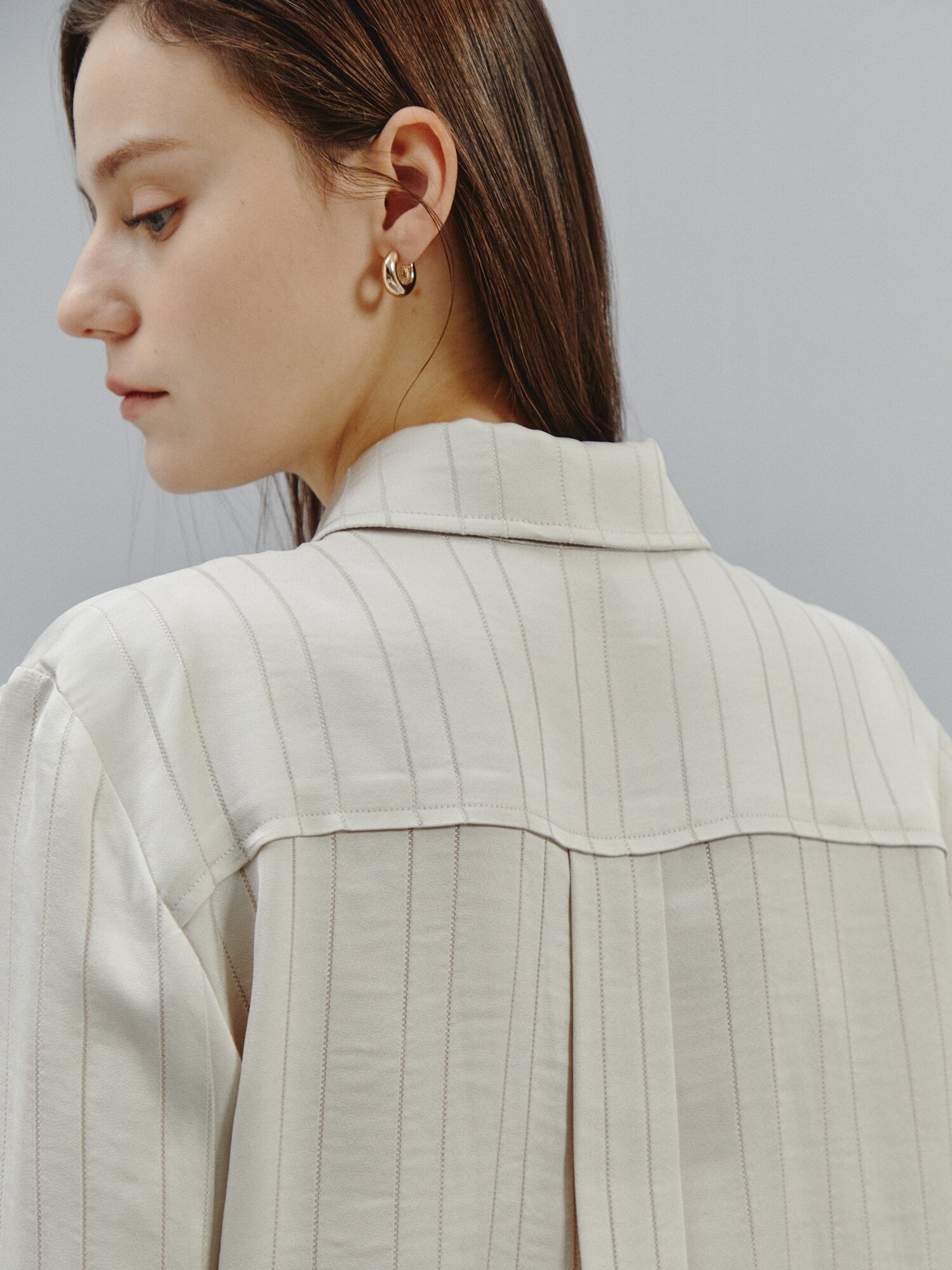 드레이프 포인트 스트라이프 블라우스 (BEIGE)