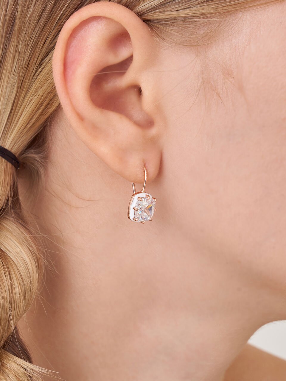 볼드 화이트 사각 후프 귀걸이 C24EB332 (14K GOLD PLATED)