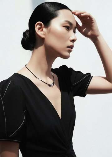 Baroque Noir Necklace
바로크 누아르 네크리스
