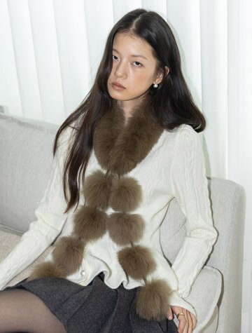 IT_Brown fur ball muffler