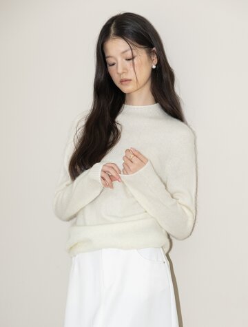 IT_Snow white knit top