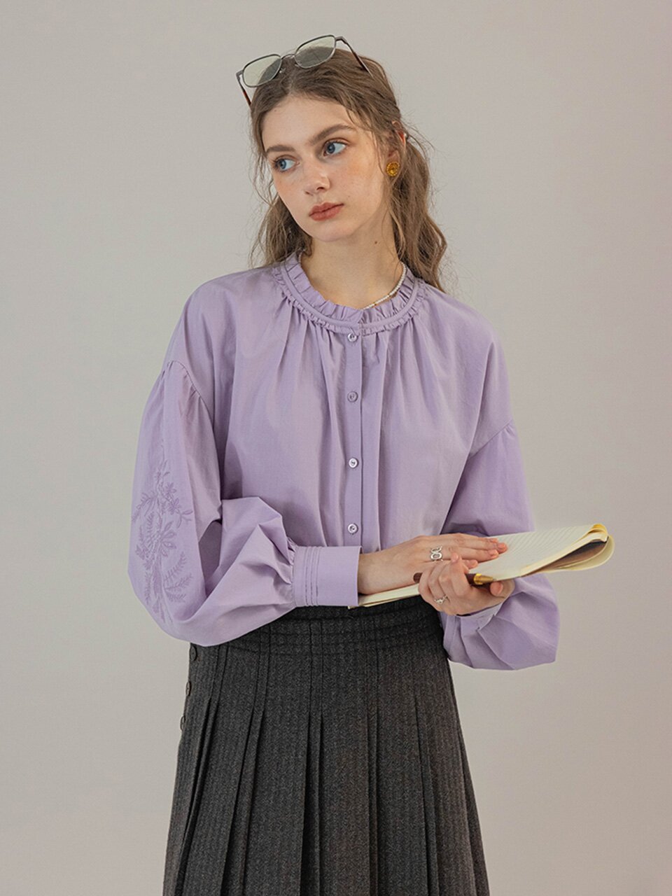 DA_Fungus edge round neck blouse_2color