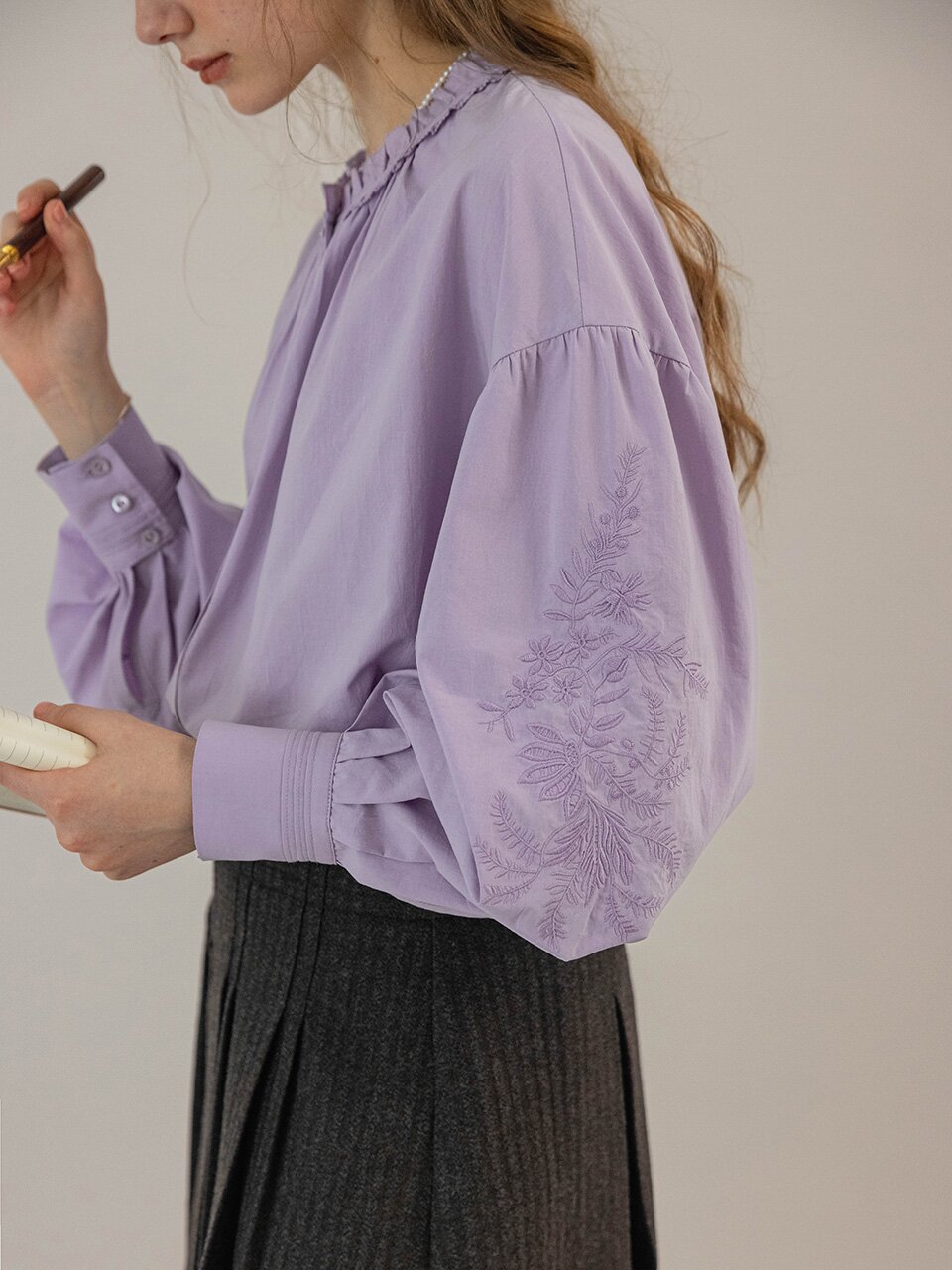 DA_Fungus edge round neck blouse_2color