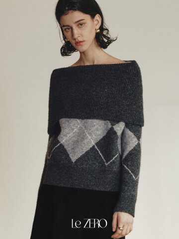 르제로 아가일 오프숄더 울 스웨터 / 차콜
