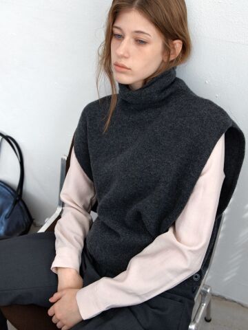 WOOL TURTLENECK  CAPE VEST