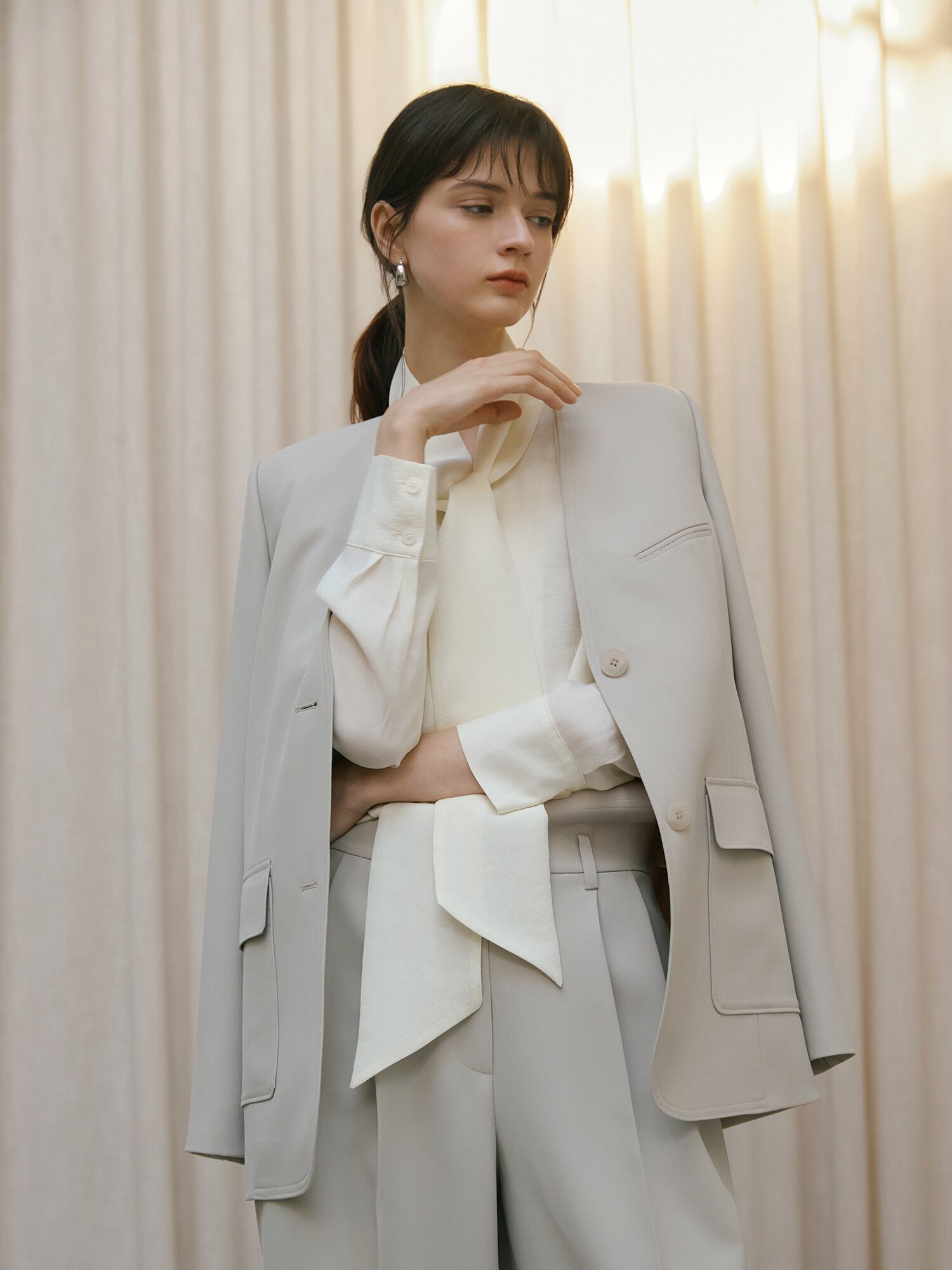 루즈핏 투버튼 브이넥 재킷 (LIGHT GREY)