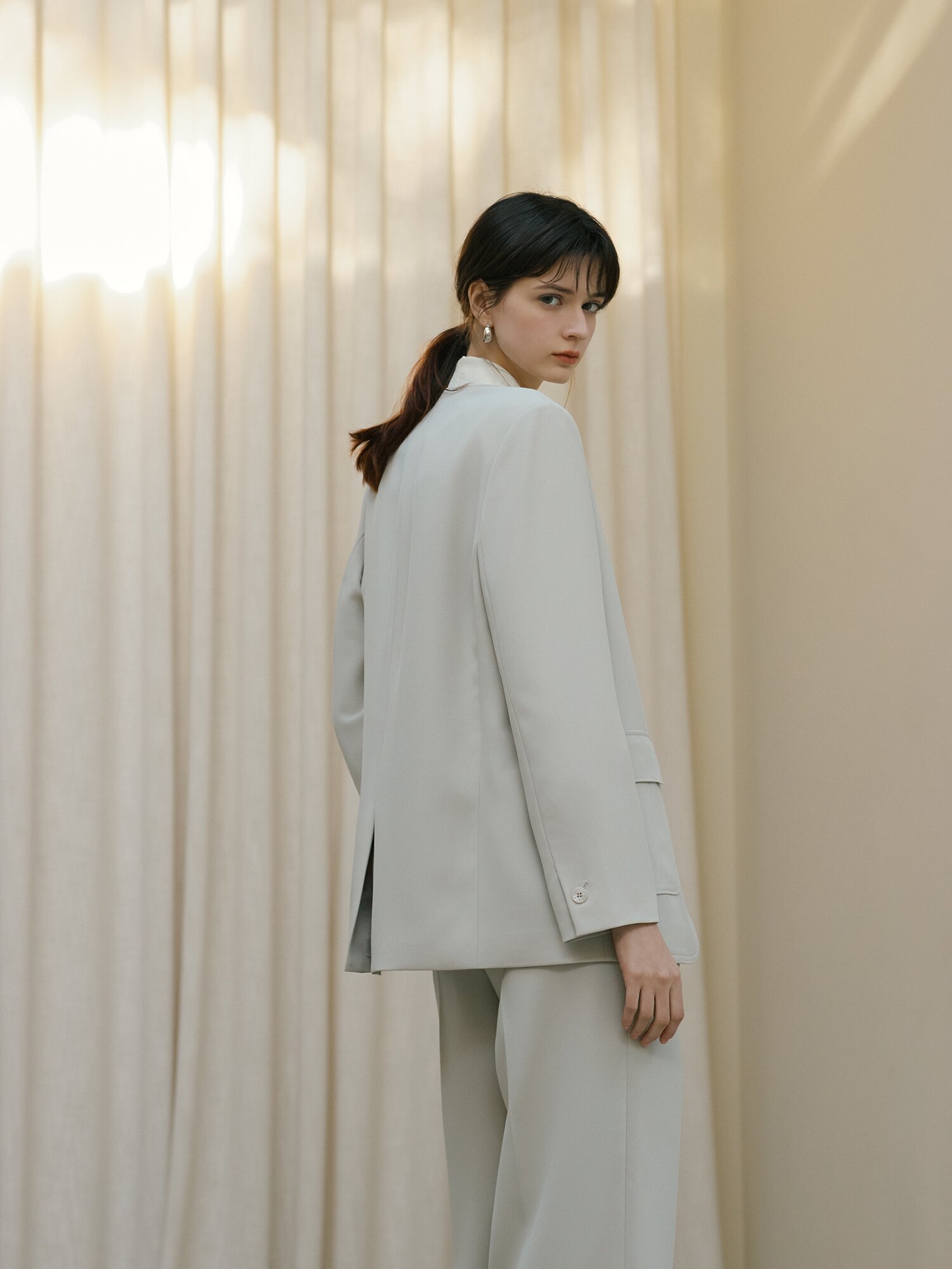 루즈핏 투버튼 브이넥 재킷 (LIGHT GREY)