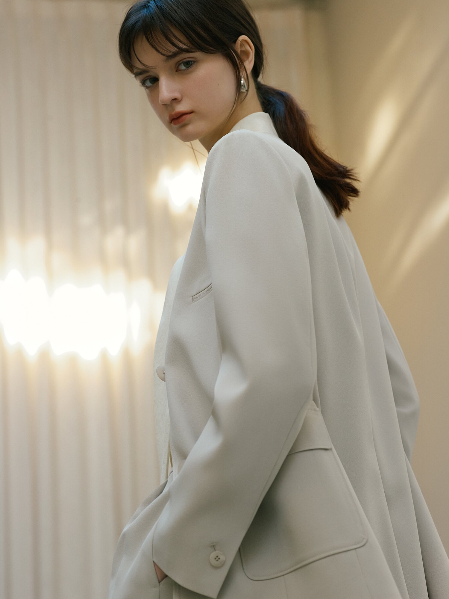 루즈핏 투버튼 브이넥 재킷 (LIGHT GREY)