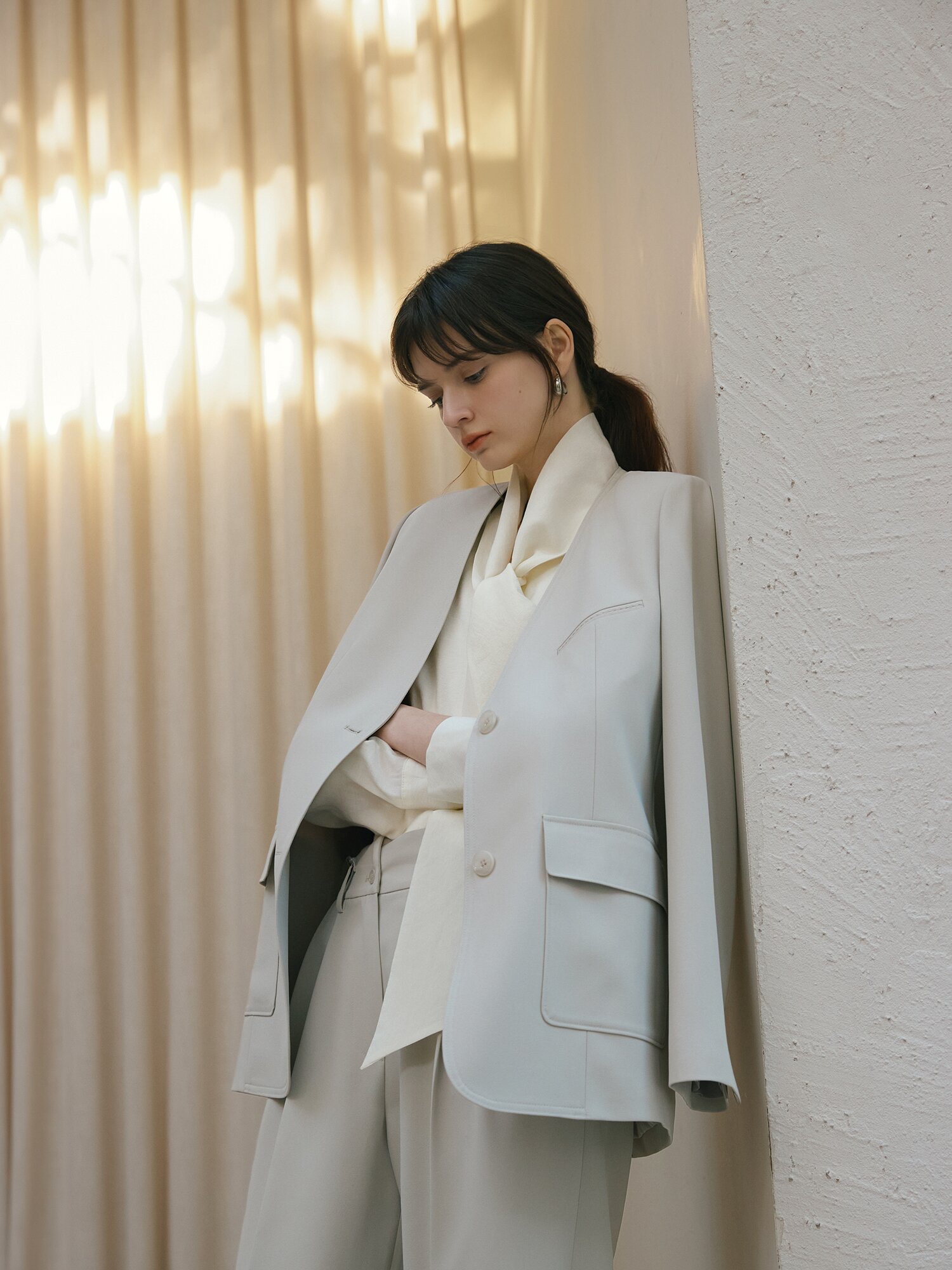 루즈핏 투버튼 브이넥 재킷 (LIGHT GREY)