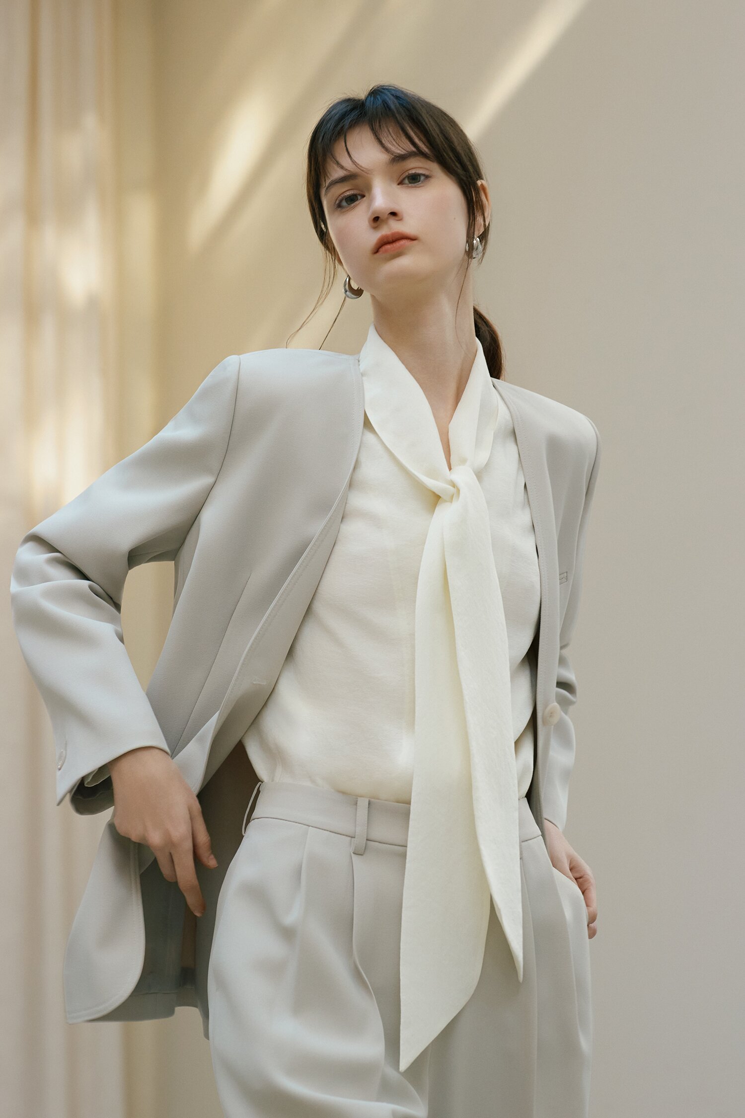 셔링 타이 브이넥 블라우스 (CREAM)