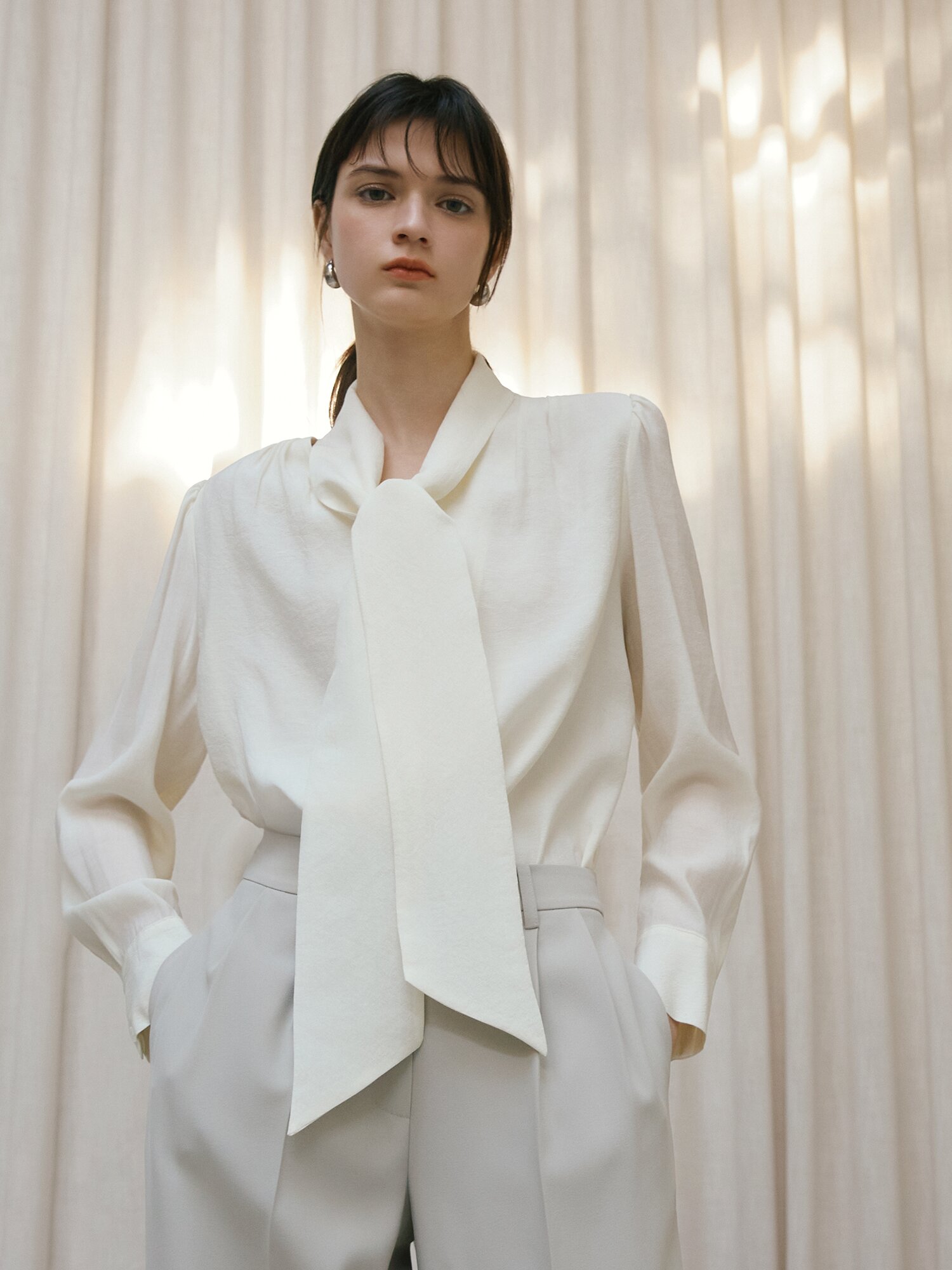 셔링 타이 브이넥 블라우스 (CREAM)