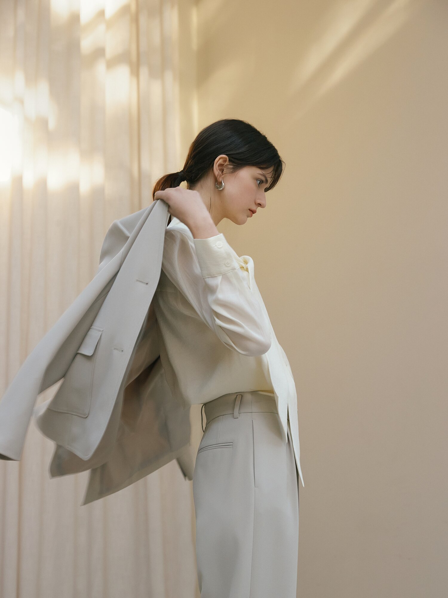 셔링 타이 브이넥 블라우스 (CREAM)