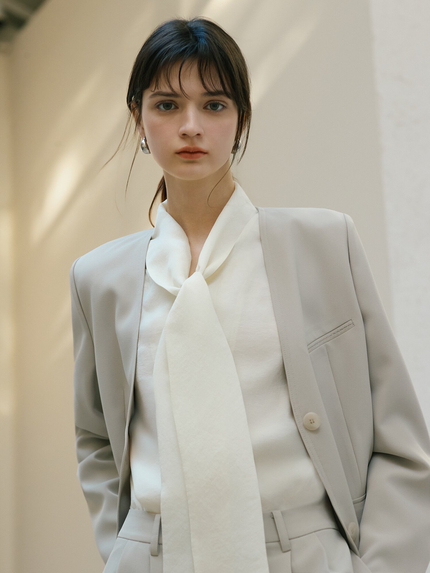 셔링 타이 브이넥 블라우스 (CREAM)