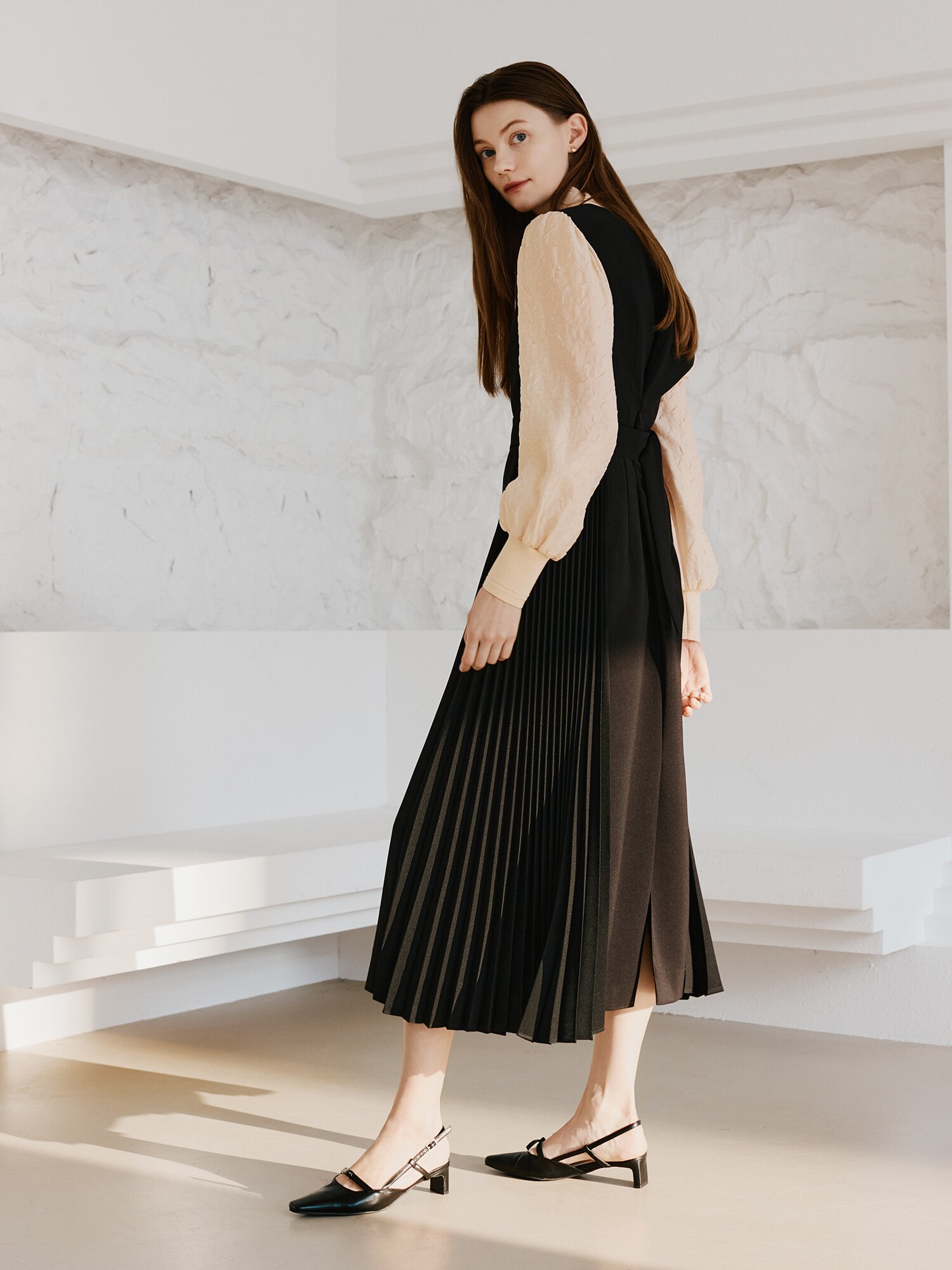 플리츠 브이넥 레이어드 원피스 (BLACK)