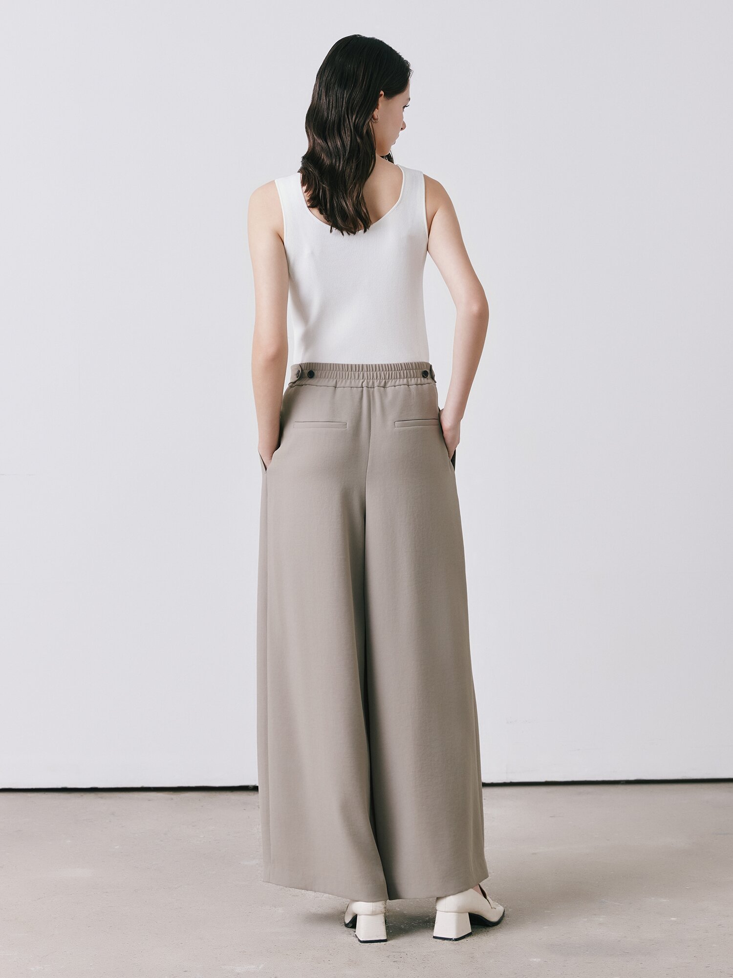 투턱 백 밴딩 퀼로트 팬츠 (KHAKI)
