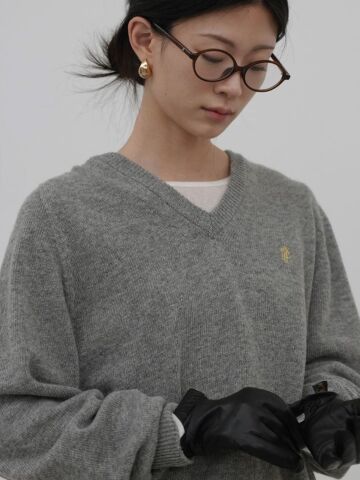 CASHMERE HOLGAMENT V- NECK LOGO KNIT GREY