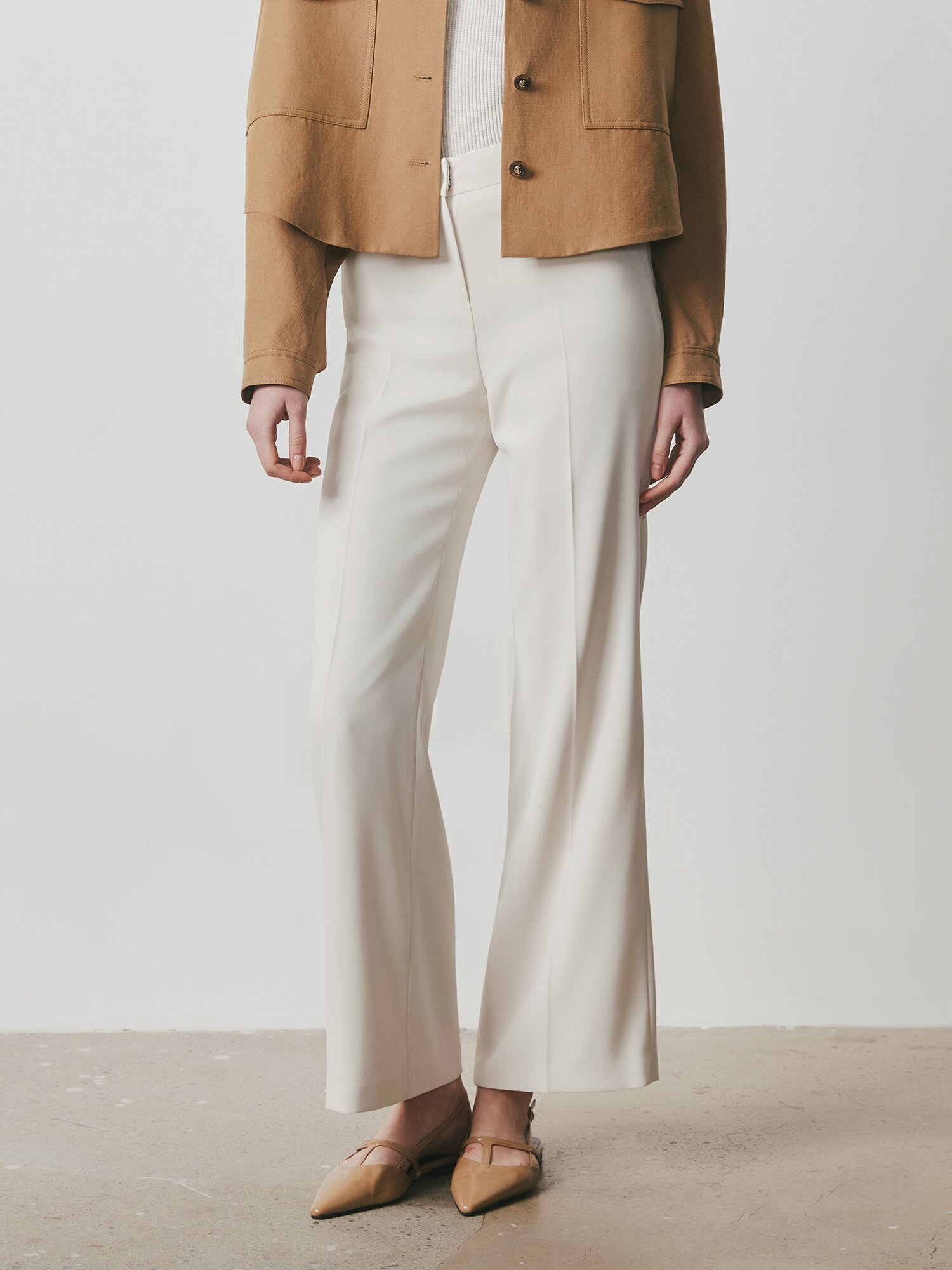 버튼 장식 슬림 부츠컷 팬츠 (BEIGE)