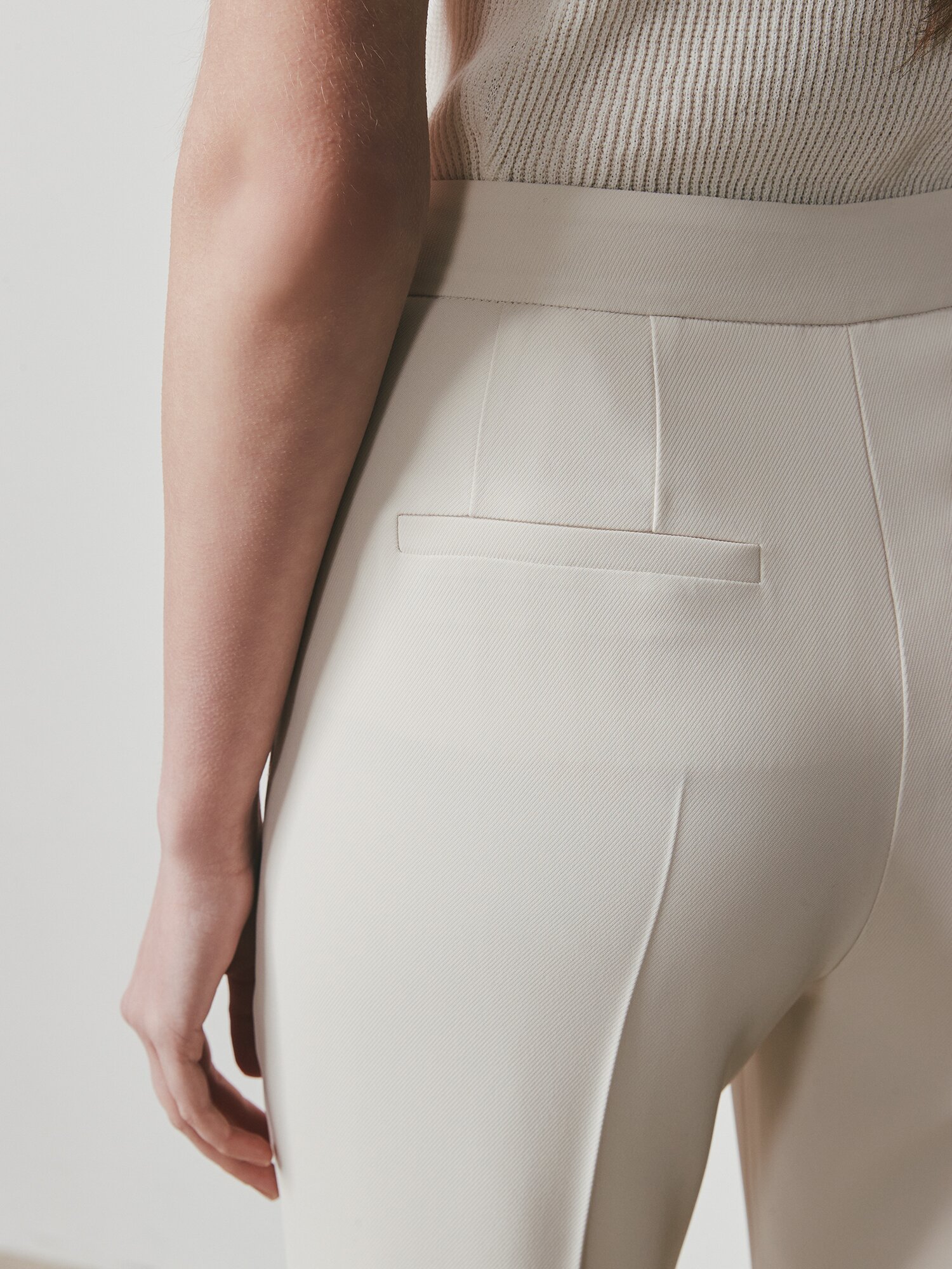버튼 장식 슬림 부츠컷 팬츠 (BEIGE)