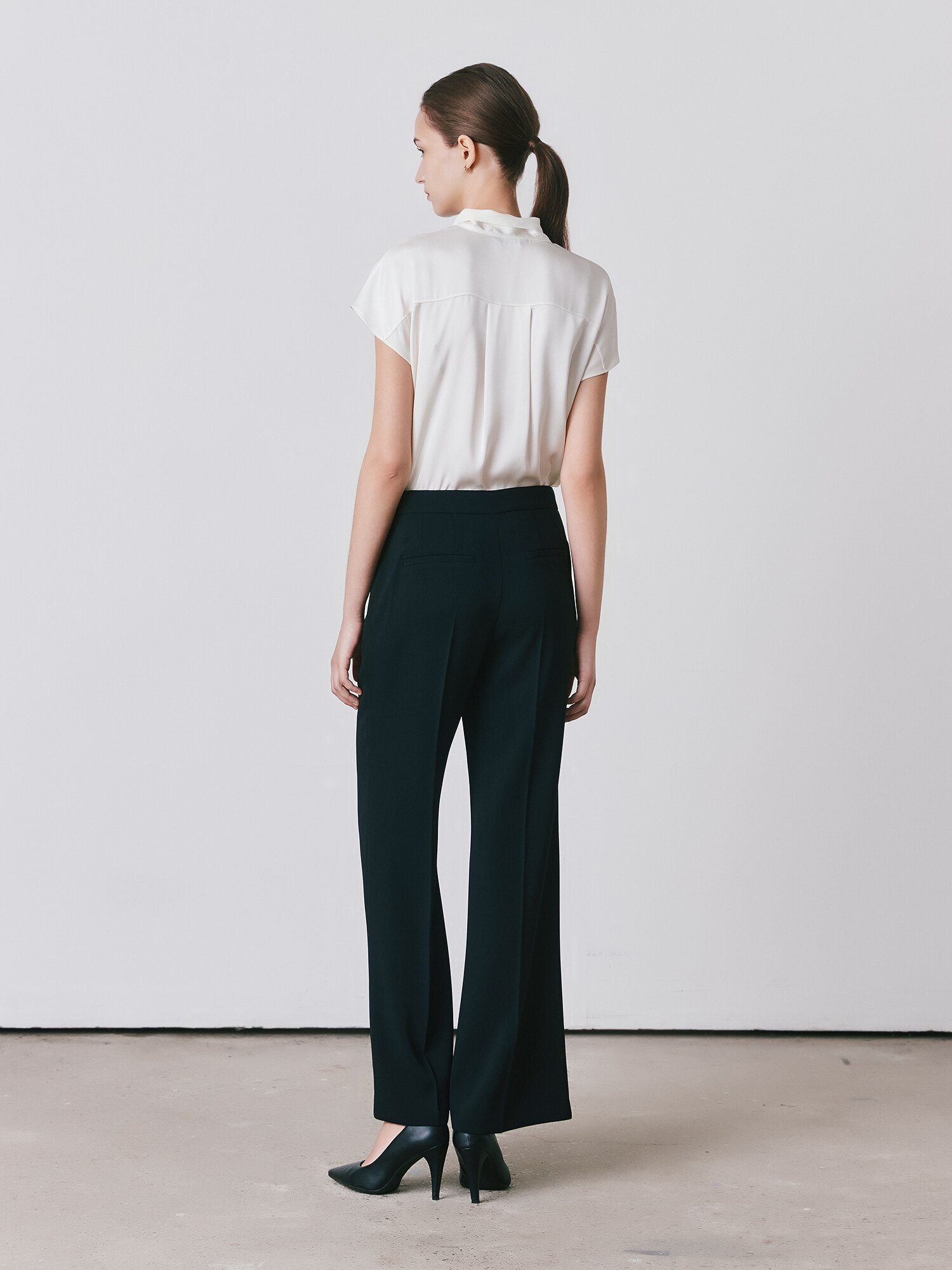 버튼 장식 슬림 부츠컷 팬츠 (BLACK)