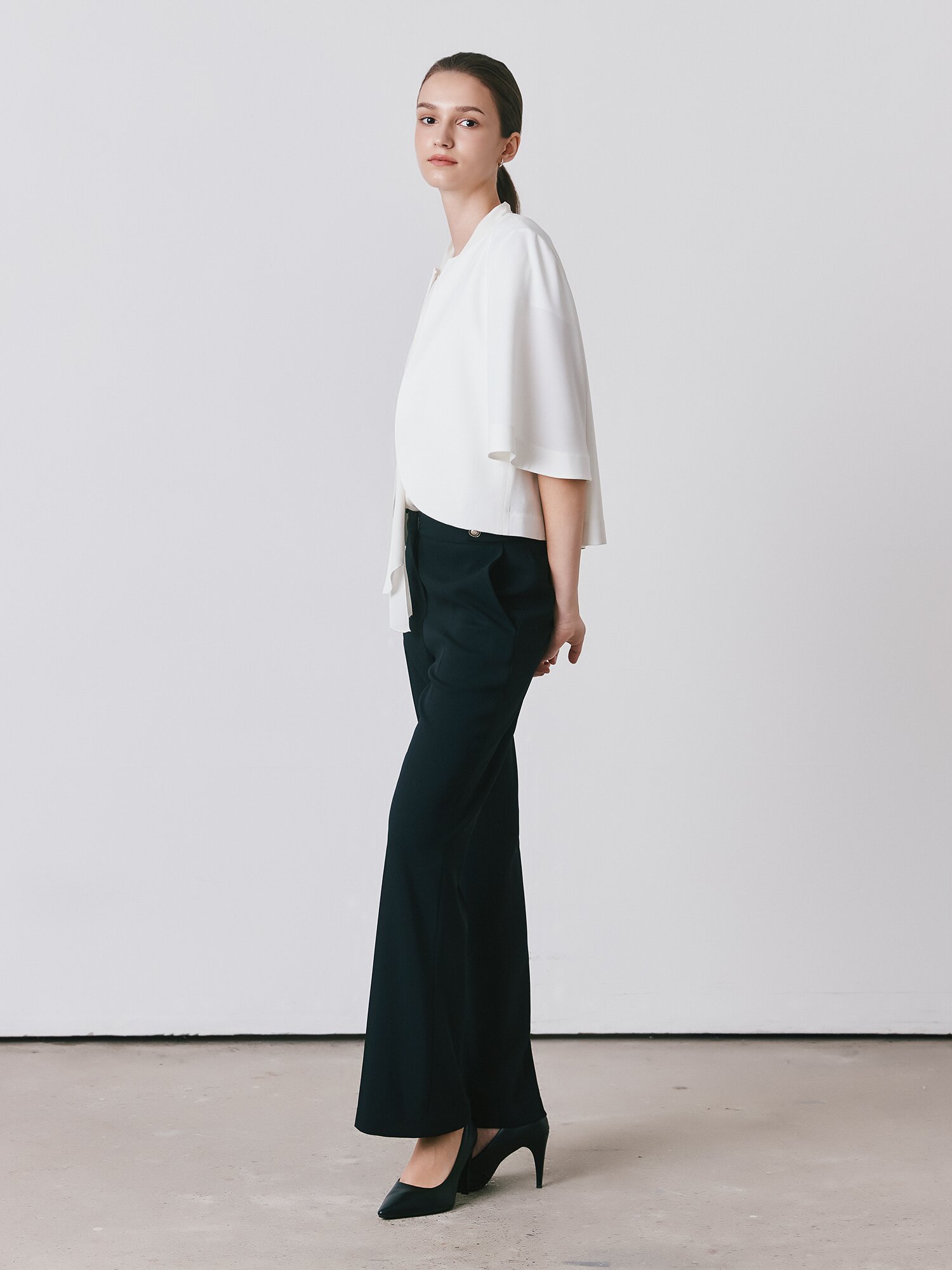 버튼 장식 슬림 부츠컷 팬츠 (BLACK)