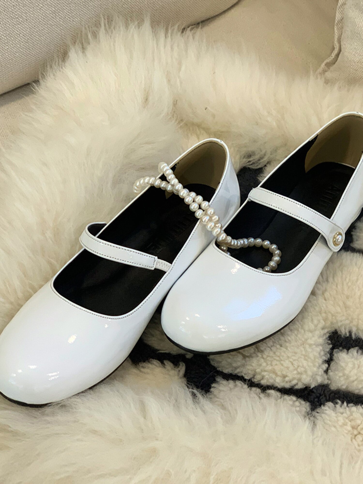 PETITE_white 둥근코 쉐입이 귀여운 플랫슈즈.
