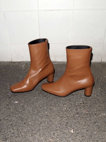 MARTINI_camel 스퀘어 토의 슬림핏으로 착화감까지 좋은 앵클부츠.