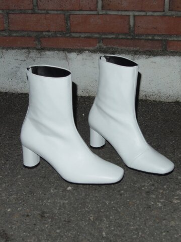 MARTINI_white 스퀘어 토의 슬림핏으로 착화감까지 좋은 앵클부츠.