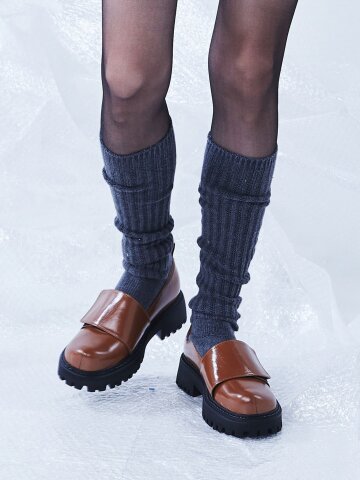 DURGA_camel 발모양대로 표현되는 실루엣으로 착화감이 좋은 로퍼.