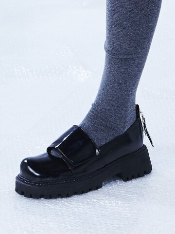 DURGA_black 발모양대로 표현되는 실루엣으로 착화감이 좋은 로퍼.