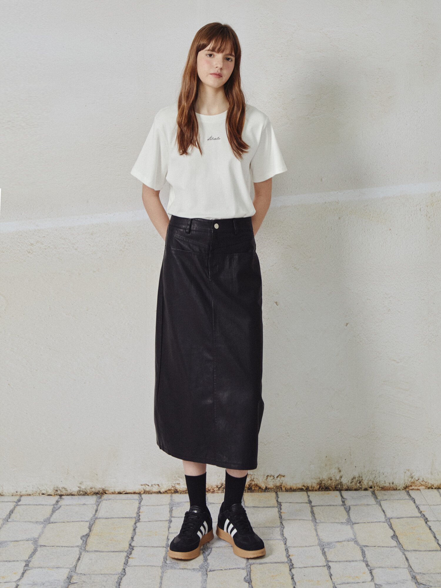 레터링 자수 라운드넥 티셔츠 (IVORY)