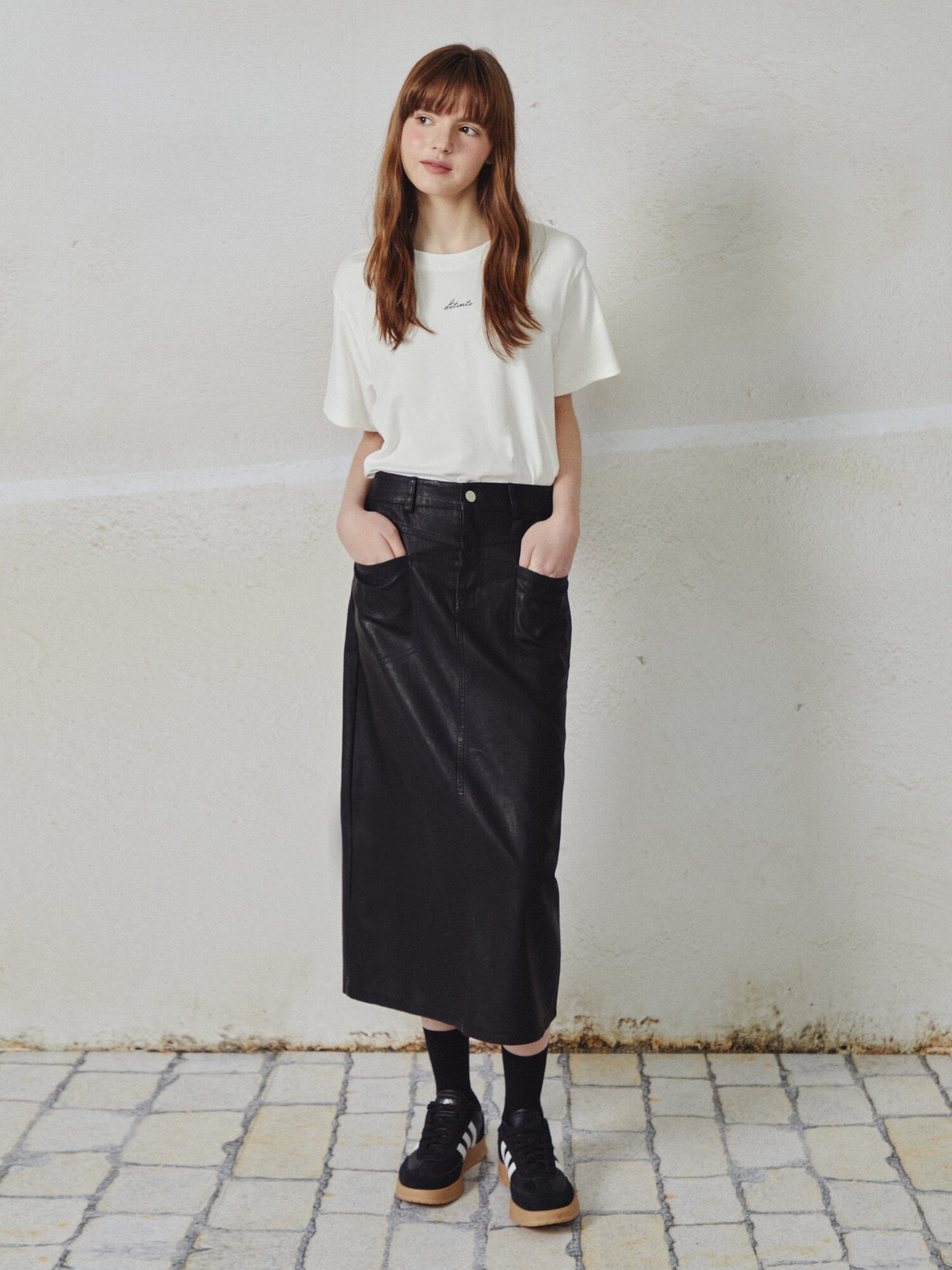 레터링 자수 라운드넥 티셔츠 (IVORY)