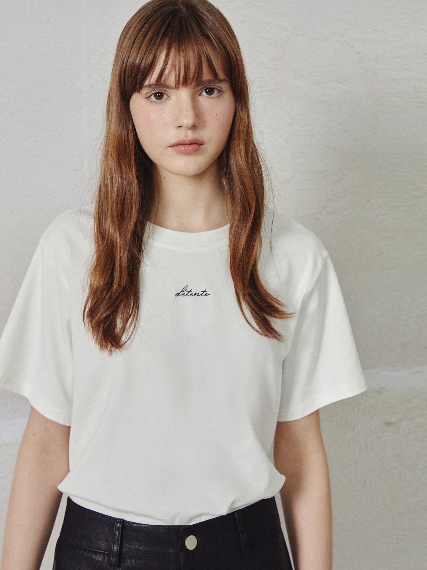 레터링 자수 라운드넥 티셔츠 (IVORY)