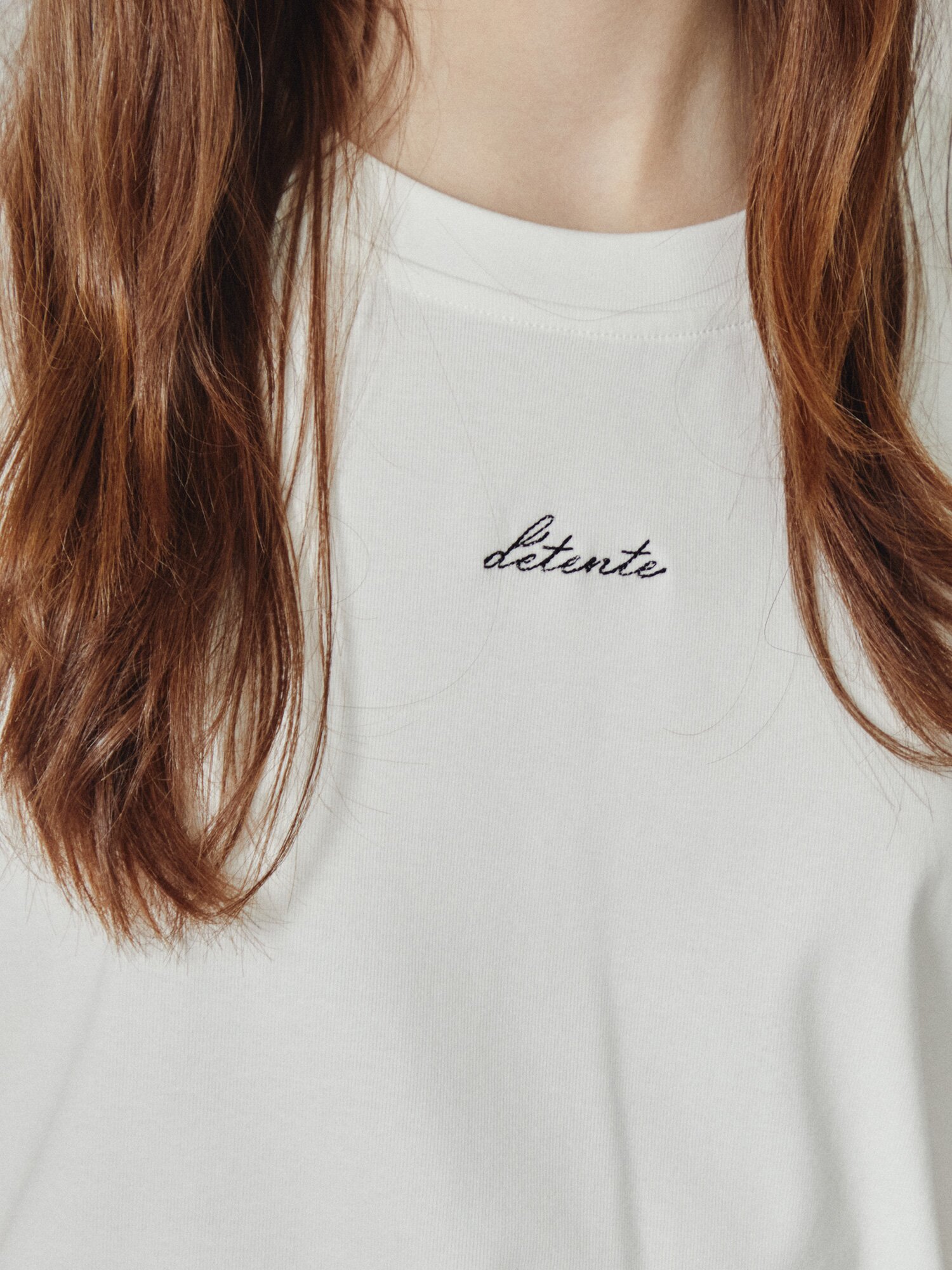 레터링 자수 라운드넥 티셔츠 (IVORY)