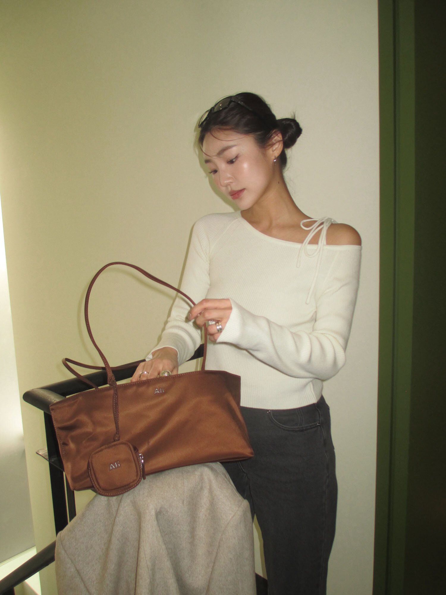 사이드 리본 보트넥 풀오버 니트 (IVORY)