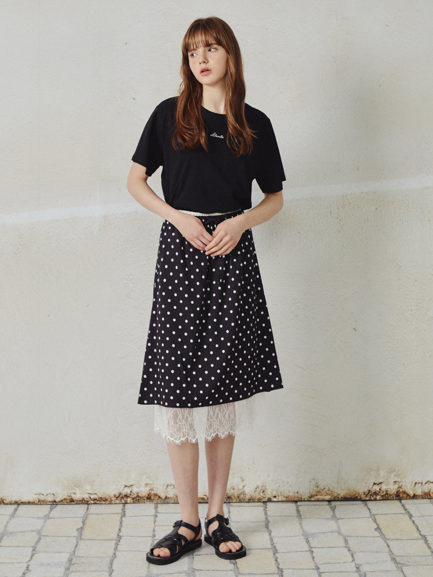 레터링 자수 라운드넥 티셔츠 (BLACK)
