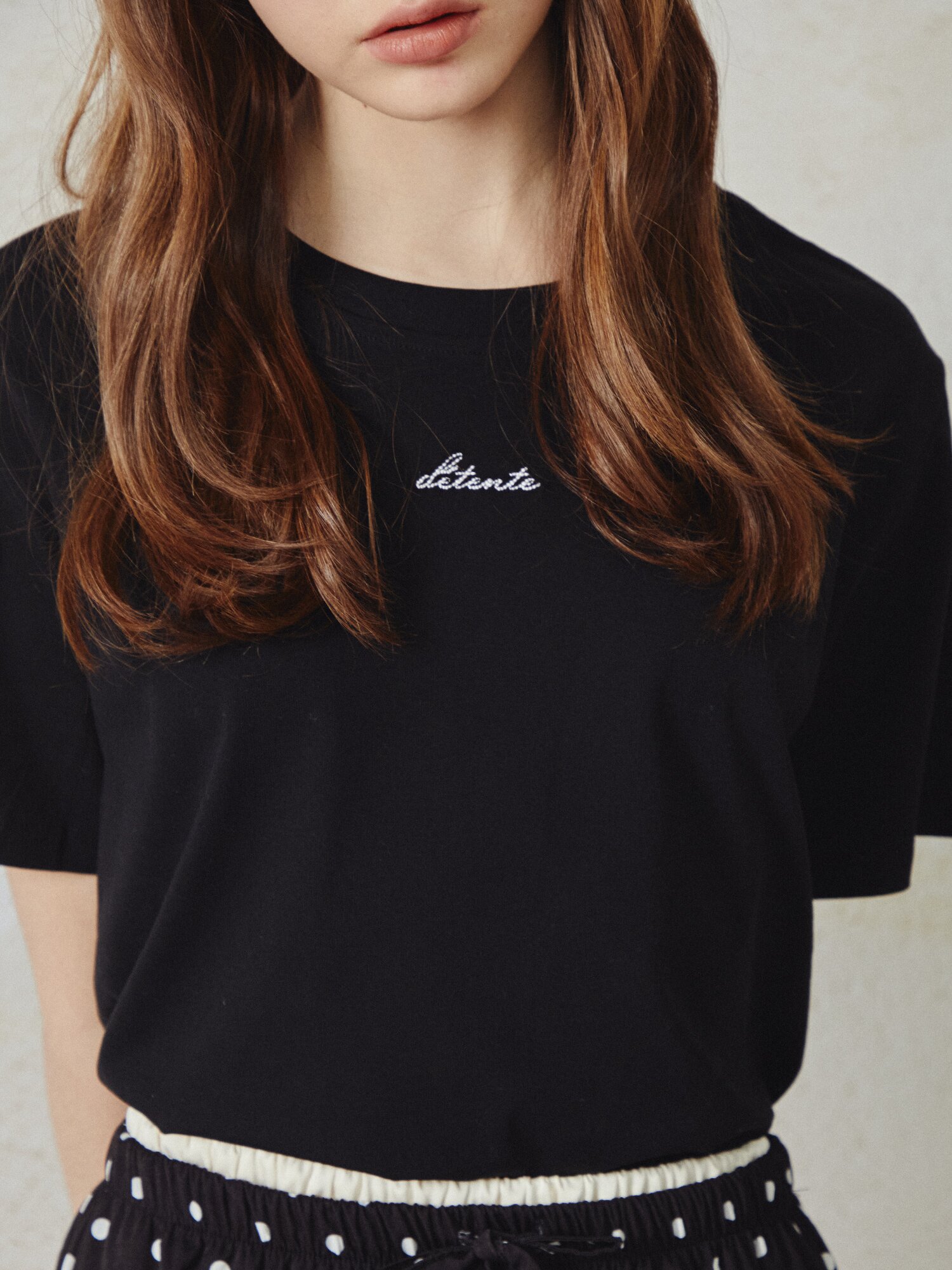 레터링 자수 라운드넥 티셔츠 (BLACK)