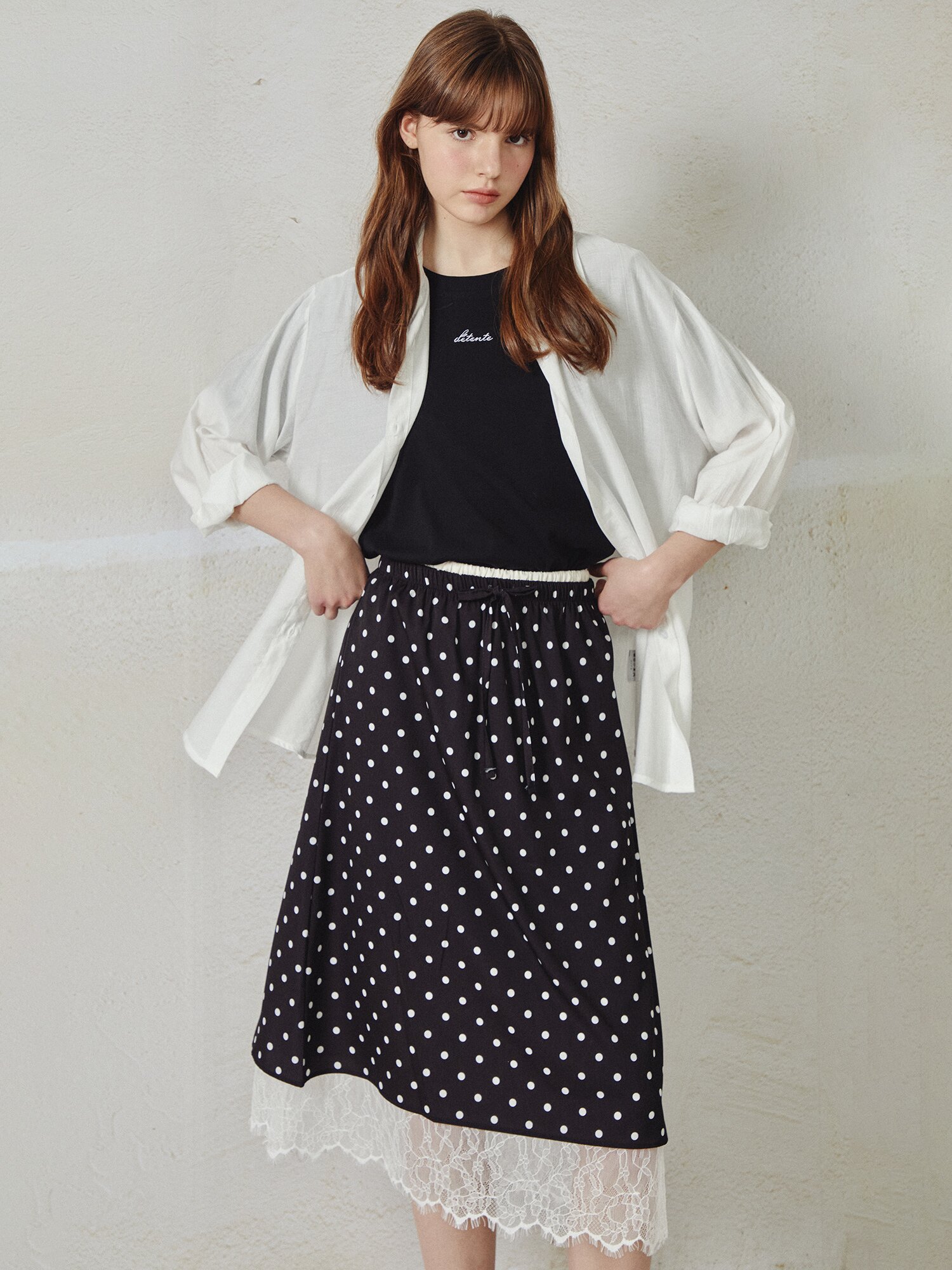 레터링 자수 라운드넥 티셔츠 (BLACK)