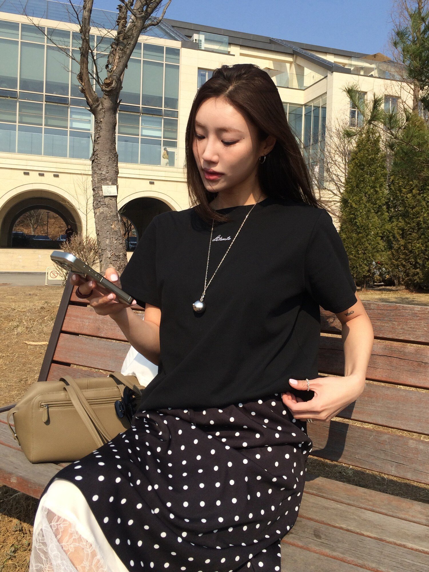 레터링 자수 라운드넥 티셔츠 (BLACK)