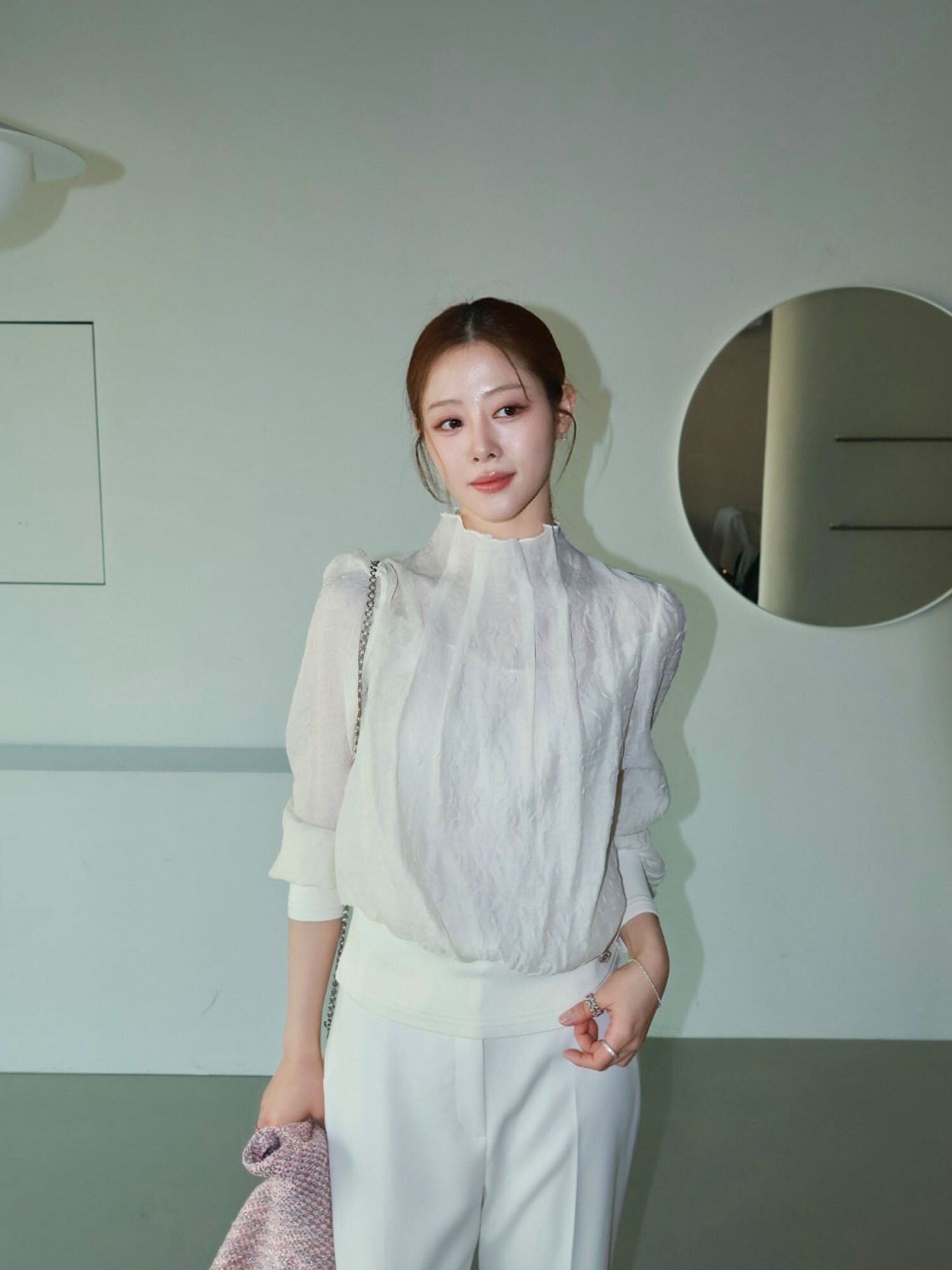 턱 디테일 하이넥 블라우스 (CREAM)